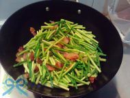 蒜苔炒腊肉的做法步骤6